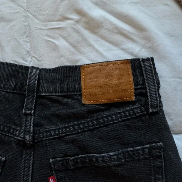 Levi’s Black Denim High-Waisted 80s Mom Shorts - Picture 6 of 8
